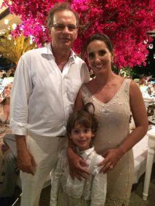 Max Valadares com o filho Rafael e a mulher Júnia Bethônico